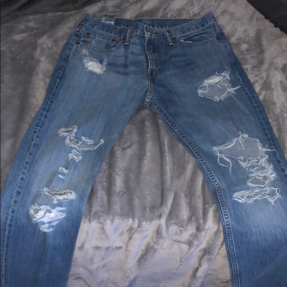 Men Levi’s ripped jeans